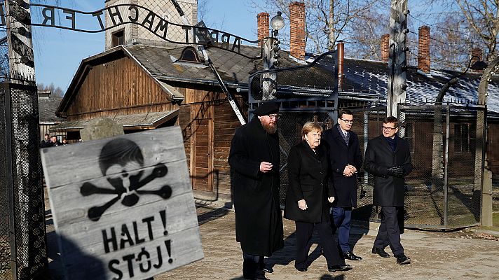 Telediario 1 - Merkel visita por primera vez el campo de concentración de Auschwitz