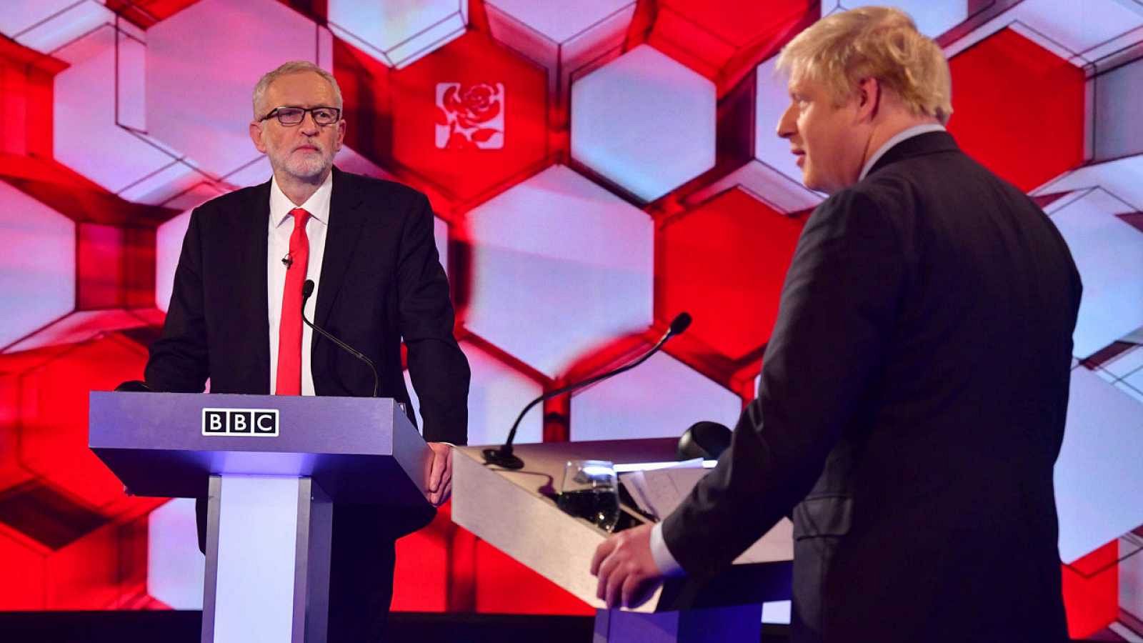 La batalla por el 'Brexit' domina el último cara a cara electoral entre Johnson y Corbyn