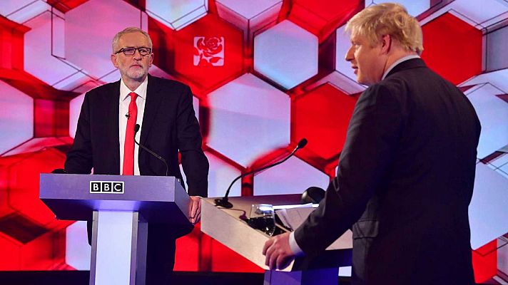 La batalla por el 'Brexit' domina el último cara a cara electoral entre Johnson y Corbyn