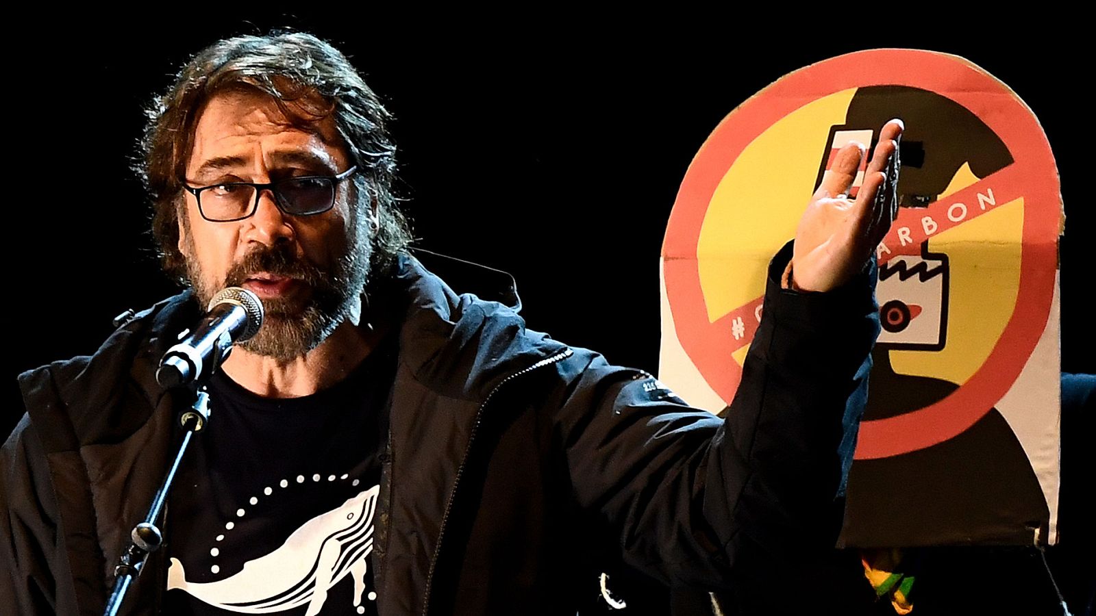 Javier Bardem llama estúpidos a Trump y a Almeida
