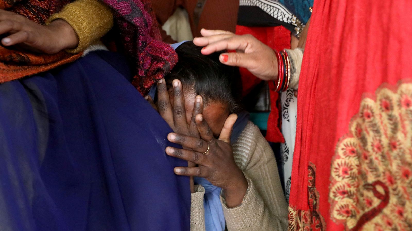 Asesinan en la India a una mujer víctima de violación cuando iba a testificar - Ver ahora