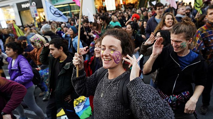 Activistas por el clima cortan la Gran Vía de Madrid