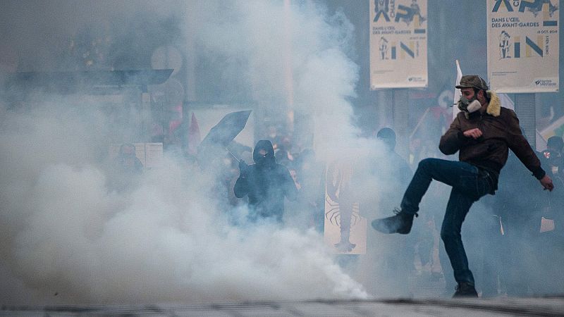 La policía ha utilizado gases lacrimógenos contra grupos de violentos y radicales en el tercer día de paros y protestas en Francia - Ver ahora