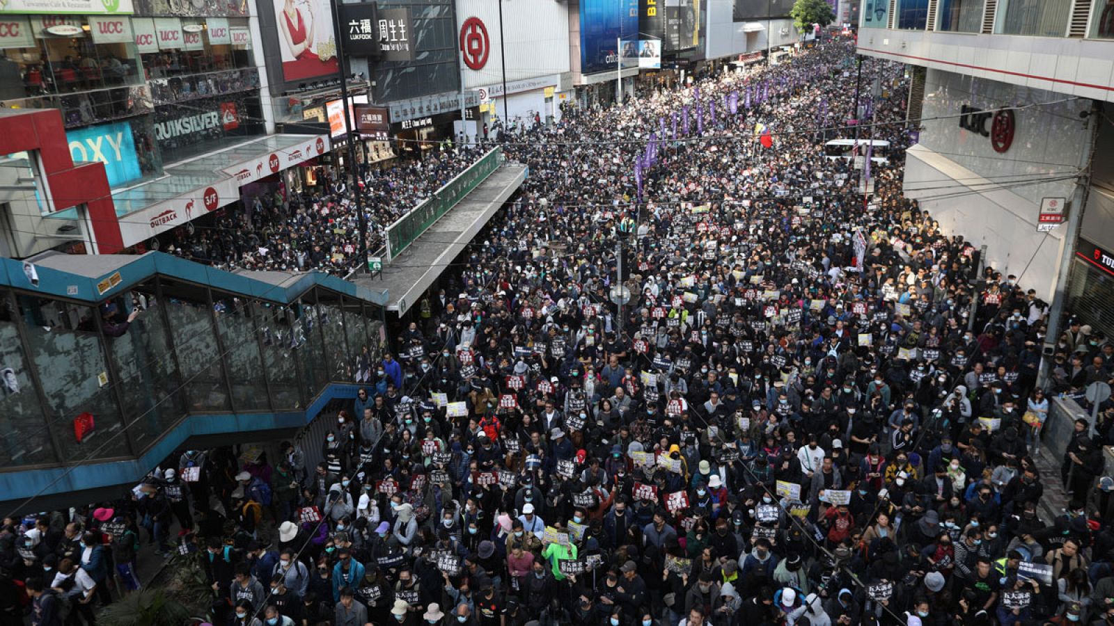 Protestas Hong Kong: Una multitudinaria manifestación conmemora los seis meses de protestas en Hong Kong