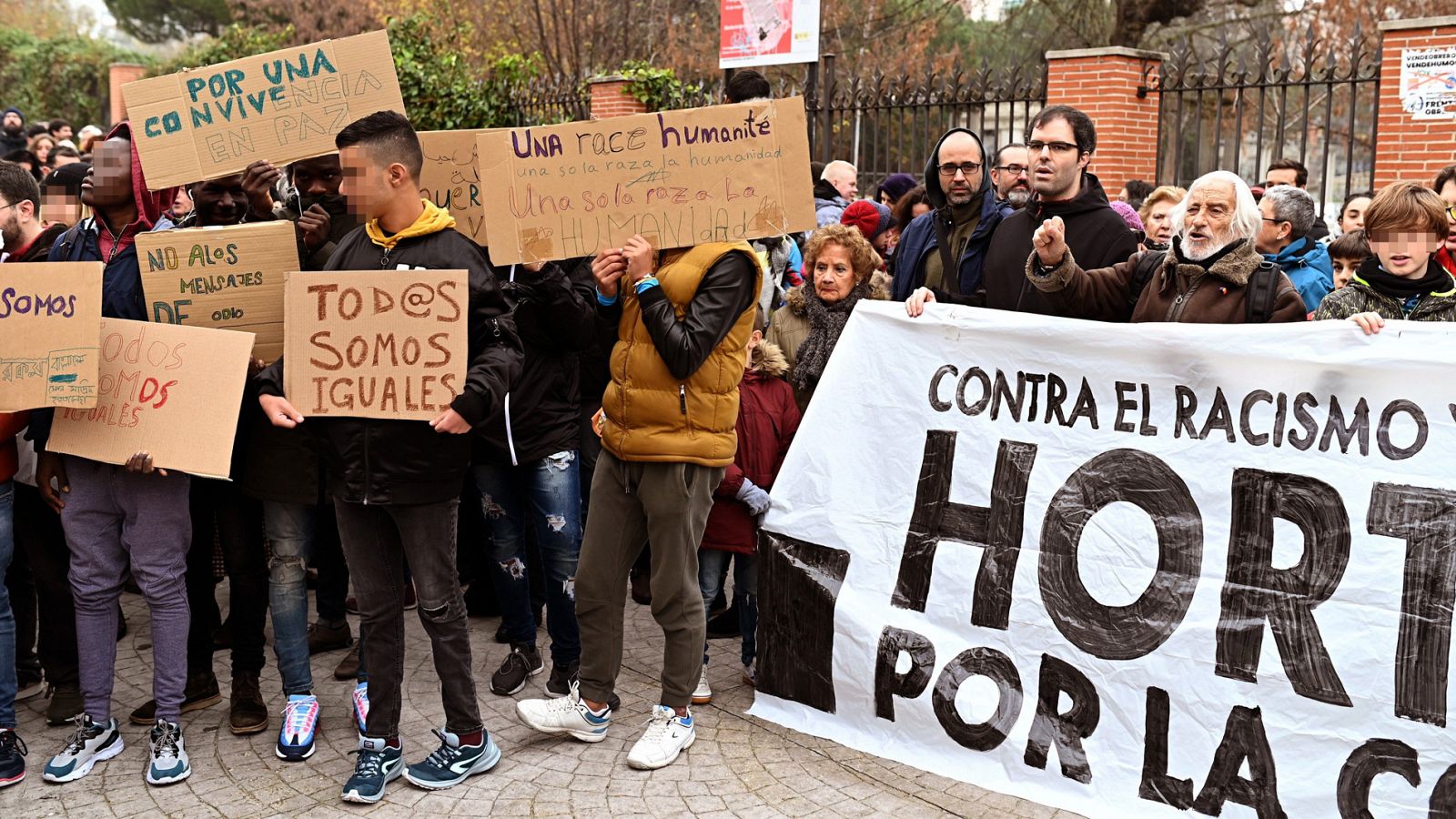 Concentración de los vecinos del madrileño barrio de Hortaleza frente al centro de menores atacado - RTVE.es