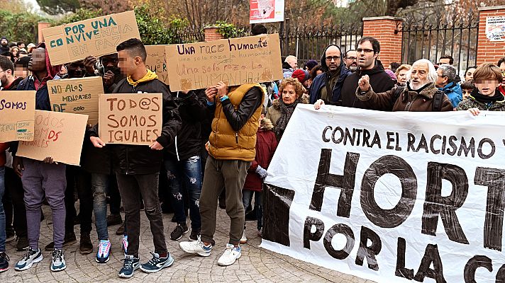 Telediario 1 - Concentración de los vecinos del madrileño barrio de Hortaleza frente al centro de menores atacado
