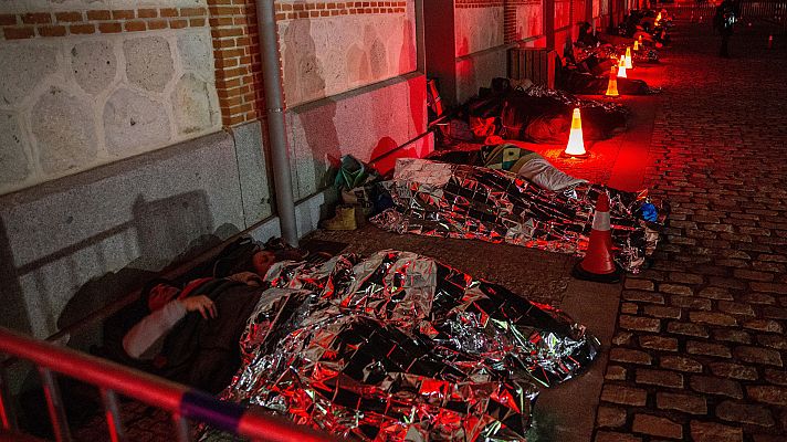 Telediario 1 - Cientos de personas duermen a la intemperie en Madrid para visibilizar el drama de los sintecho