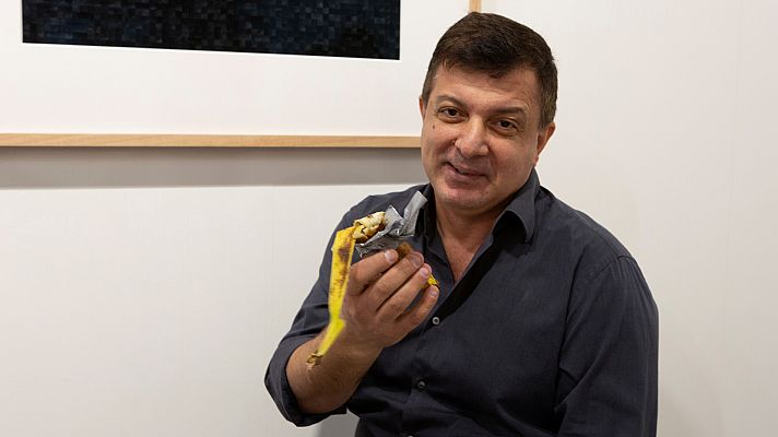 El artista David Datuna se come un plátano de 120.000 dólares, obra del controvertido artista italiano Cattelan