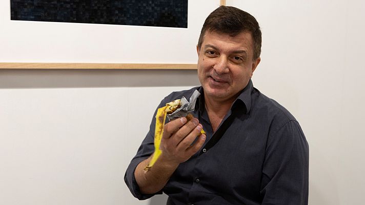 Telediario 1 - El artista David Datuna se come un plátano de 120.000 dólares, obra del controvertido artista italiano Cattelan