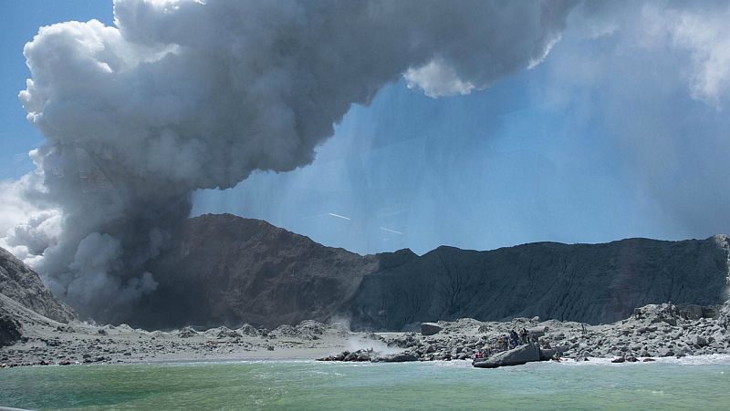 La erupción del volcán de Nueva Zelanda deja al menos cinco muertos y ocho desaparecidos