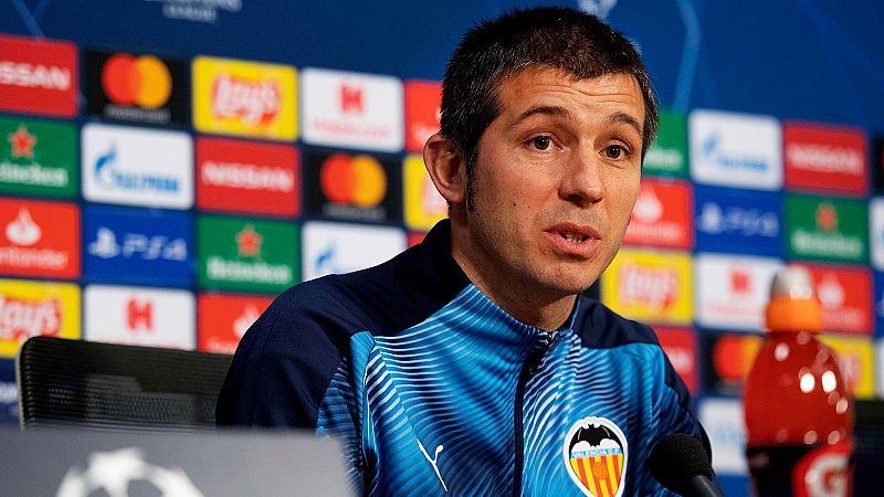 El entrenador del Valencia, Albert Celades, ha lamentado la racha de bajas que sufre el equipo antes del vital partido contra el Ajax, aunque ha dicho que el equipo "se está reponiendo" a esta situación.