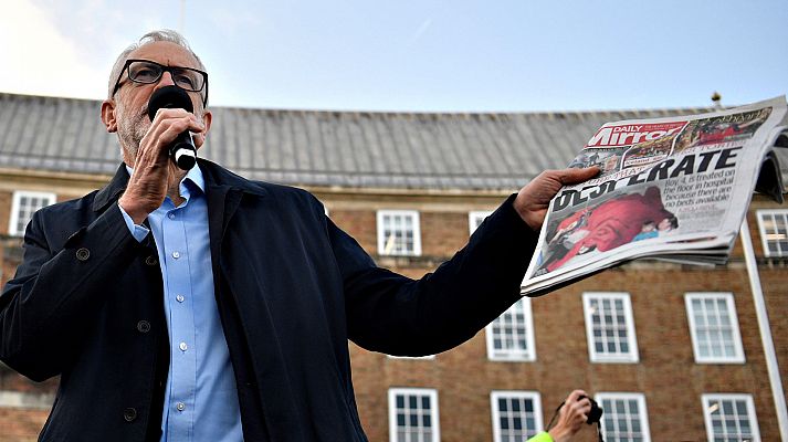 Informativo 24h - Una foto de un niño en el suelo de un hospital pone en aprietos a Boris Johnson
