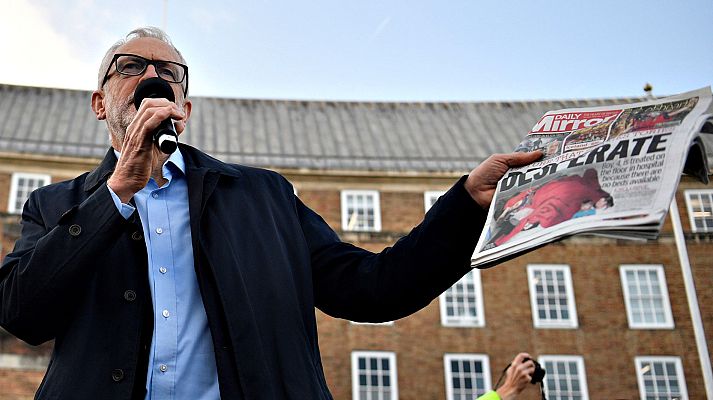 Informativo 24h - Una foto de un niño en el suelo de un hospital pone en aprietos a Boris Johnson