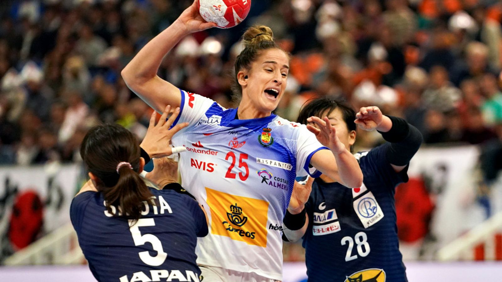 La selección española femenina de balonmano selló su clasificación para los torneos preolímpicos, el objetivo con el que arrancó el Mundial, y se jugará mañana ante Rusia el pase a las semifinales, tras imponerse este martes por 31-33 A Japón.