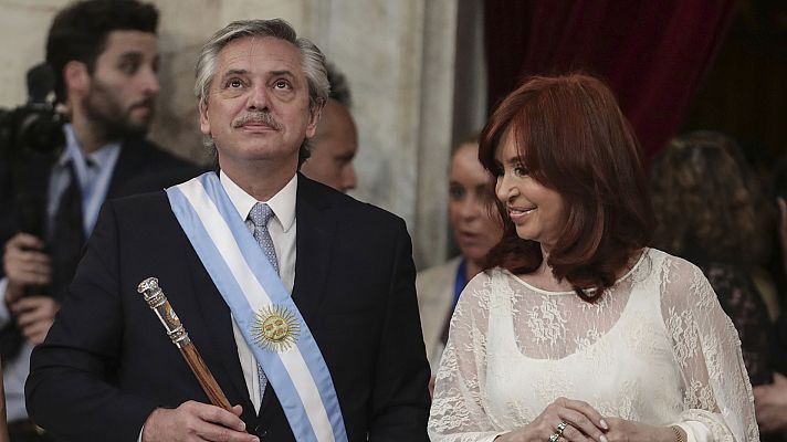 Telediario 1 - Fernández toma posesión como presidente de Argentina y promete detener la "caída libre" de la economía