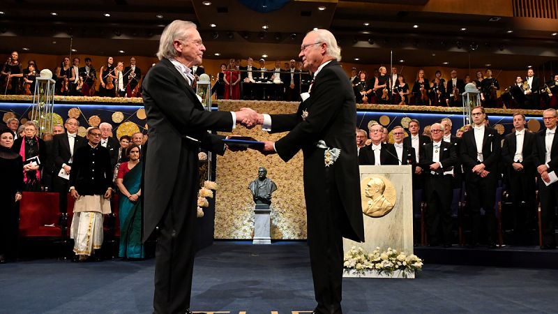 Peter Handke recoge el Nobel de Literatura entre protestas por su apoyo al nacionalismo serbio más radical