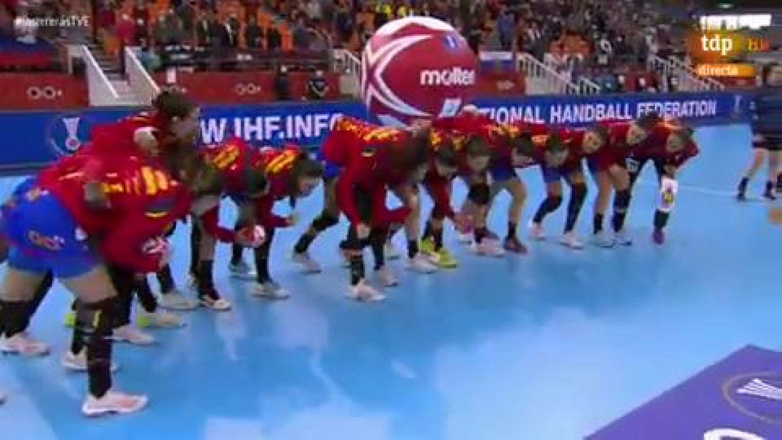 La selección española femenina de balonmano se ha complicado mucho  sus opciones de estar en las semifinales del Mundial de Japón tras  perder este miércoles de forma clara por 26-36 ante Rusia y depender  de que Suecia no gane a Montenegro.