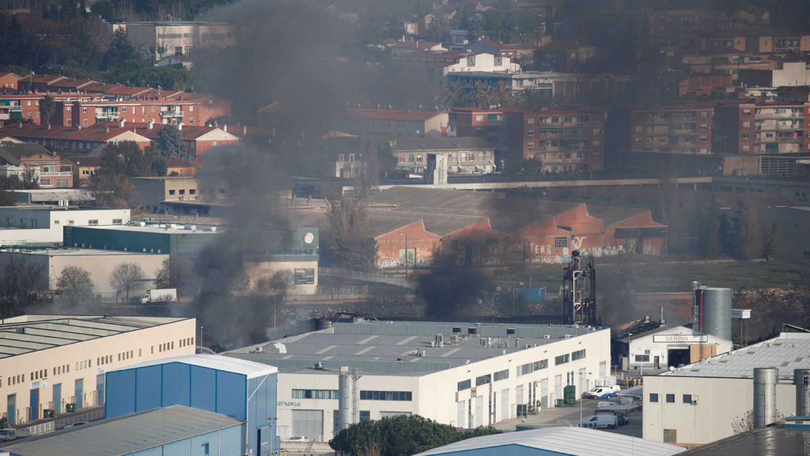 Un incendio en una empresa de Montornès (Barcelona) activa el Plan de Emergen