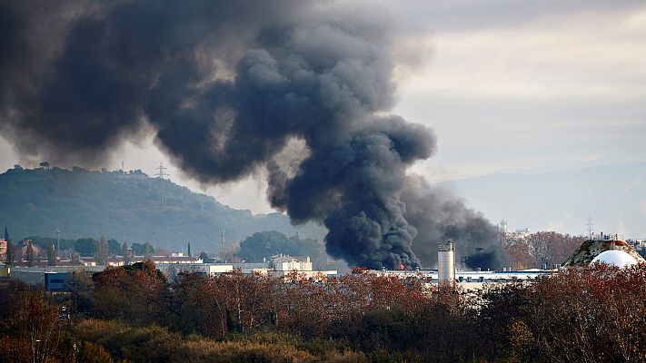 Telediario 1 - Un incendio en una planta de reciclaje de Barcelona obliga a desalojar a 250 personas