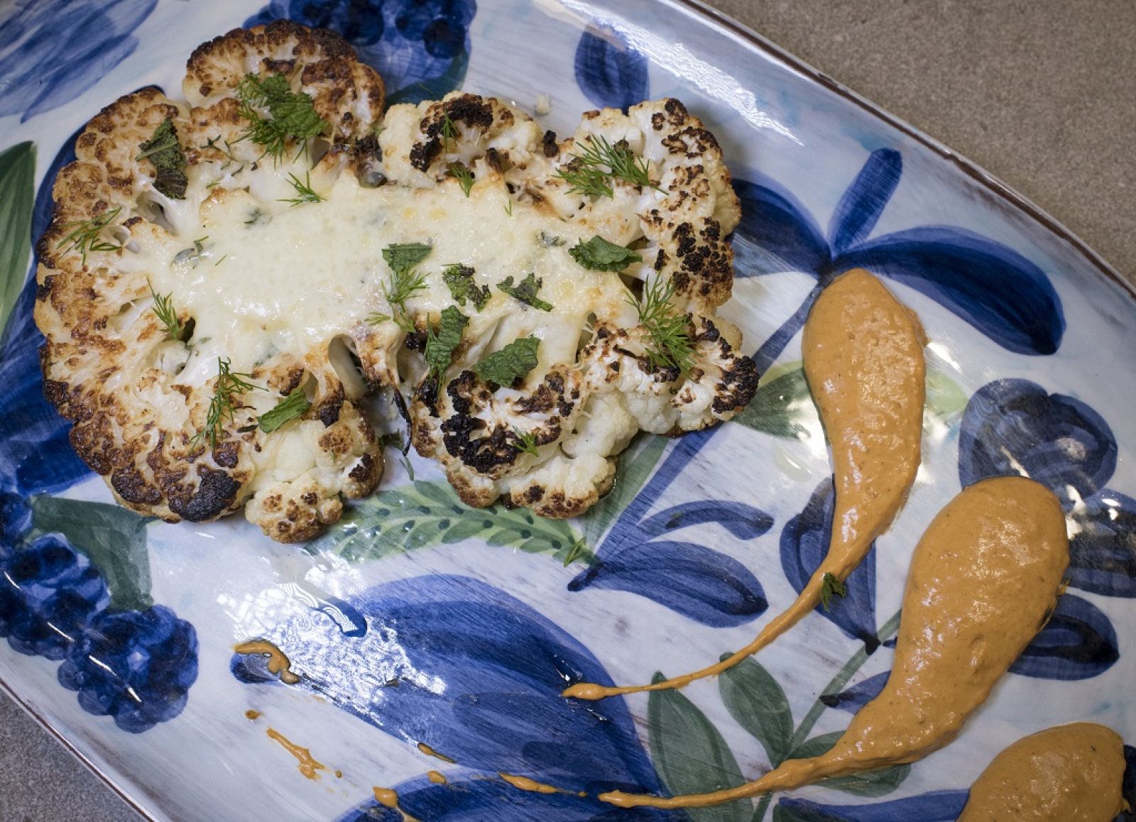 "Coliflor asada con salsa de yogur" de Dani García | Ver