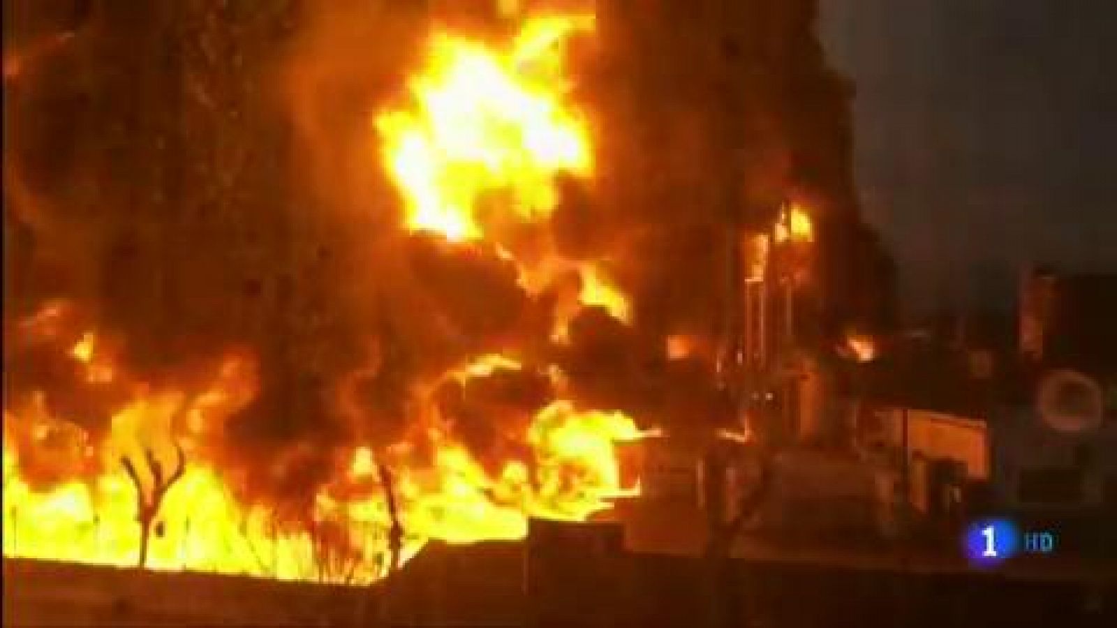 Un incendio industrial en Montornès obligar a confinar a los vecinos y contamina el río Besòs