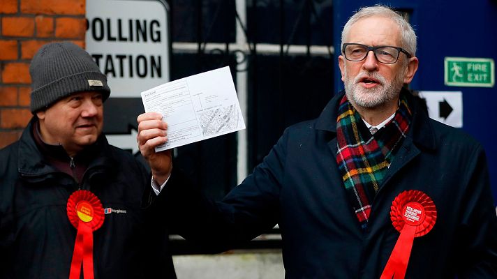 El líder laborista, Jeremy Corbyn, vota 