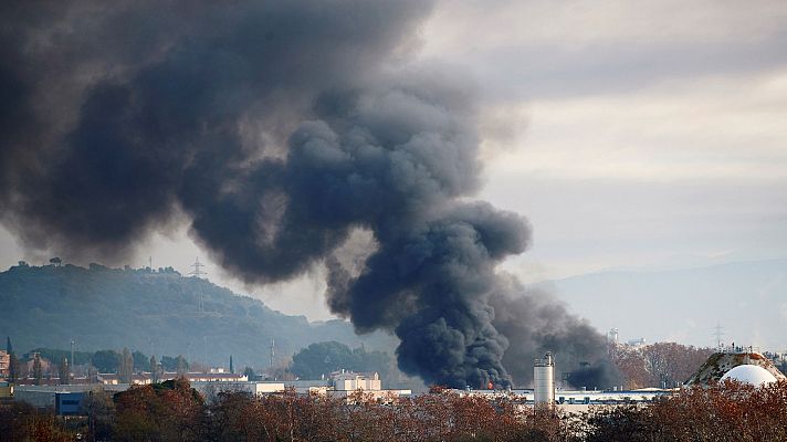 El alcalde de Sant Adriá del Besós: "Después del incendio recibimos avisos de Protección Civil de cerrar el parte fluvial"