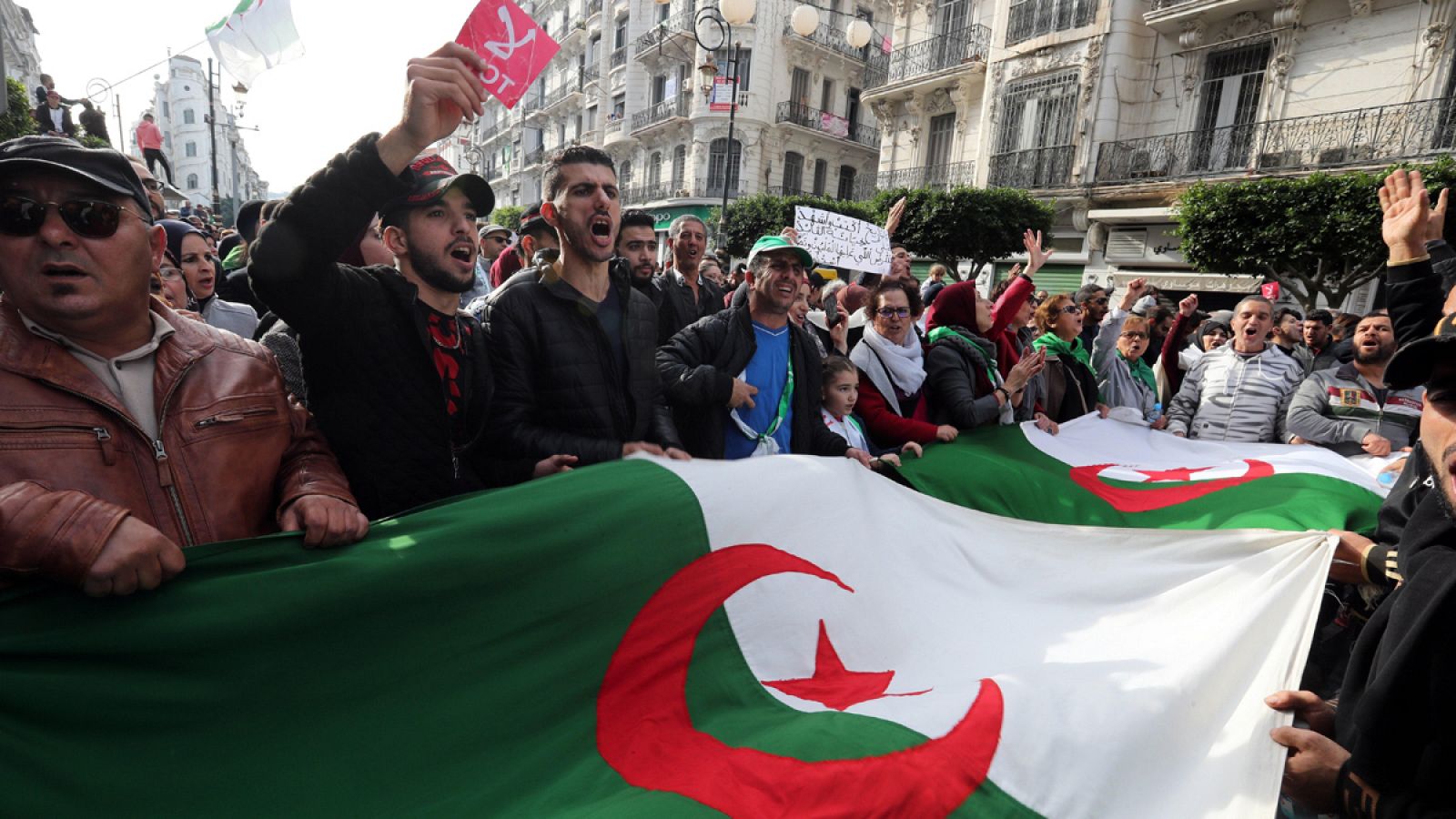 Telediario 1: Los argelinos eligen al sucesor de Buteflika entre nuevas protestas por el rechazo de la oposición a los comicios | RTVE Play