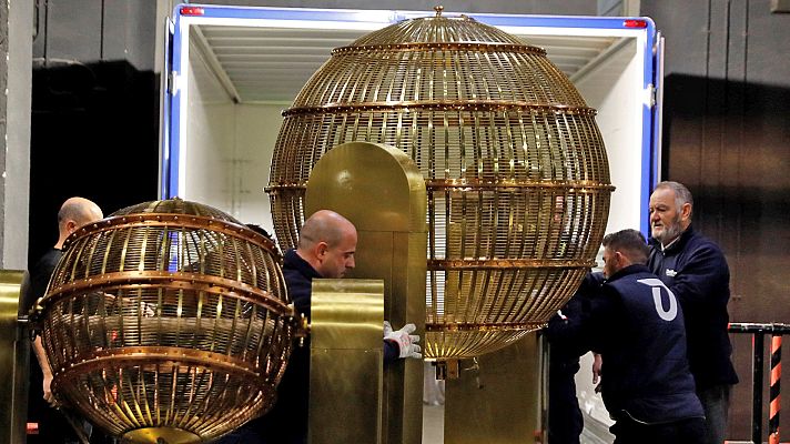 Telediario 1 - Los bombos de la Lotería de Navidad llegan al Teatro Real de Madrid