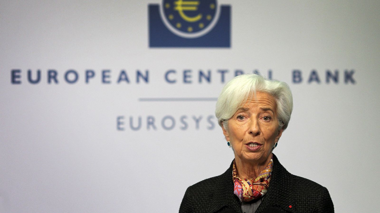 Lagarde no toca los tipos en su estreno en el BCE, pero anuncia que revisará la estrategia de la política monetaria - RTVE.es