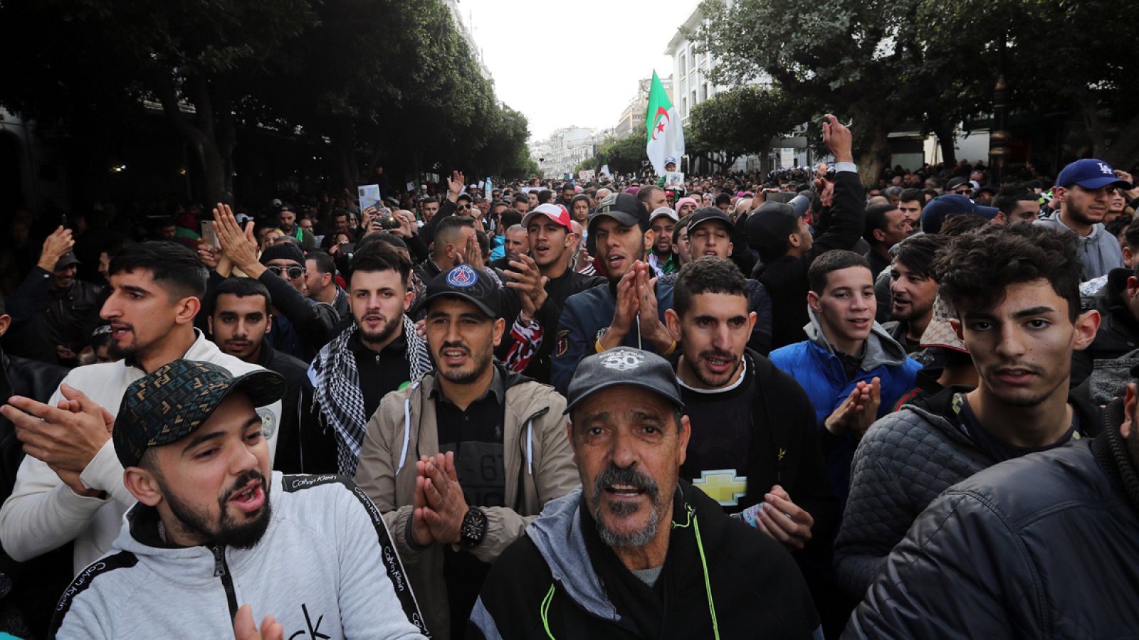 Los argelinos eligen al sucesor de Buteflika entre nuevas protestas por el rechazo de la oposición a los comicios | Ver