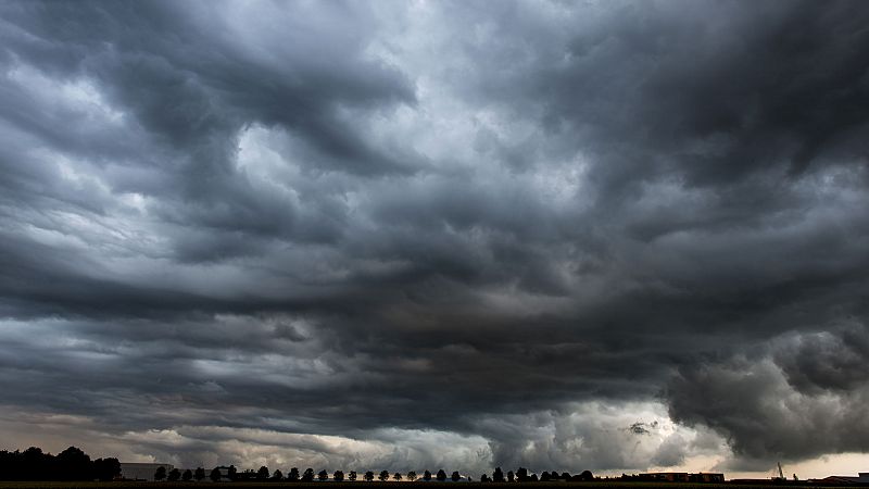 Nuboso o cubierto con lluvias en el tercio norte peninsular - ver ahora 