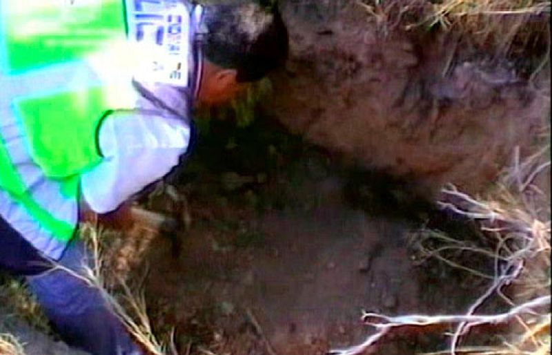 La Policía Nacional ha liberado a una joven de 19 años, secuestrada desde el lunes en Alicante. Sus raptores la tuvieron en un agujero de cuatro metros cuadrados, excavado en el suelo, sin ropa de abrigo y casi sin comer. 