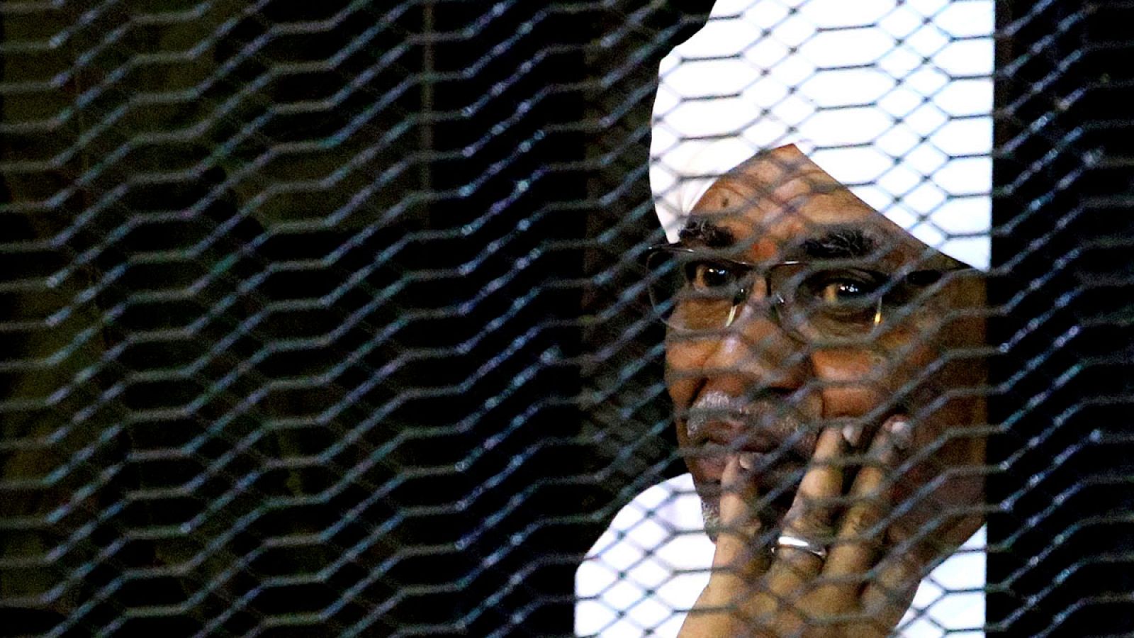 Sudán: Un tribunal condena al expresidente Al Bashir a dos años de confinamiento por corrupción