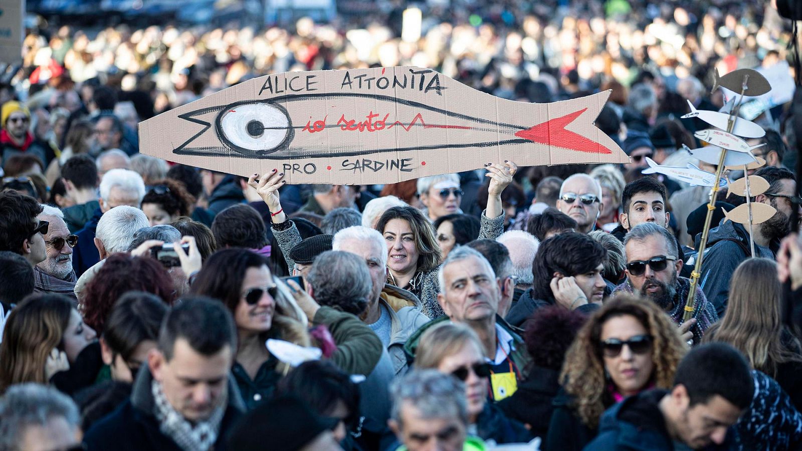 Italia - El movimiento de las 'sardinas' se manifiesta en Roma contra la ultraderecha - RTVE.es - Informativo 24h | Ver