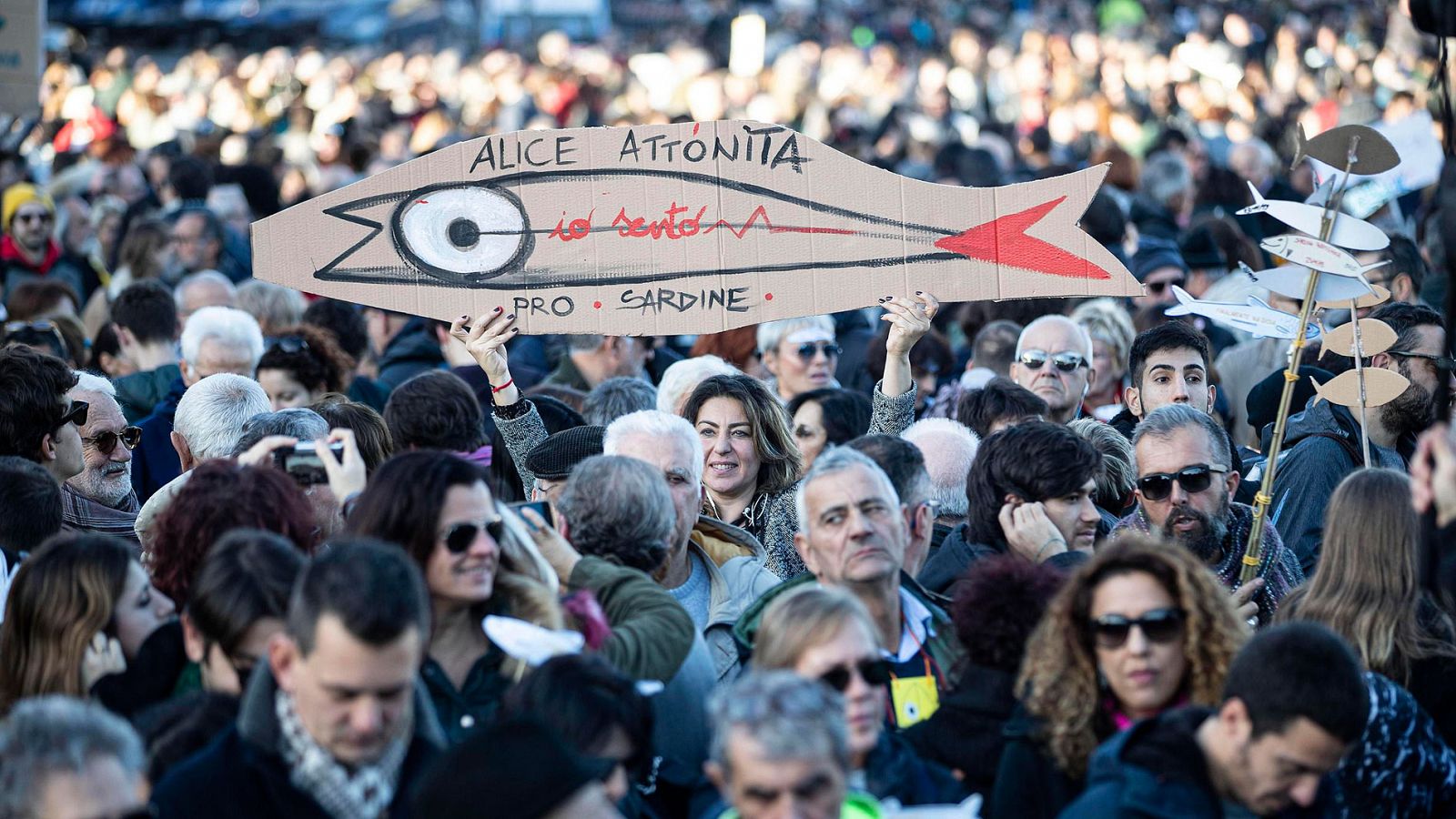 Italia - El movimiento de las 'sardinas' se manifiesta en Roma contra la ultraderecha - RTVE.es