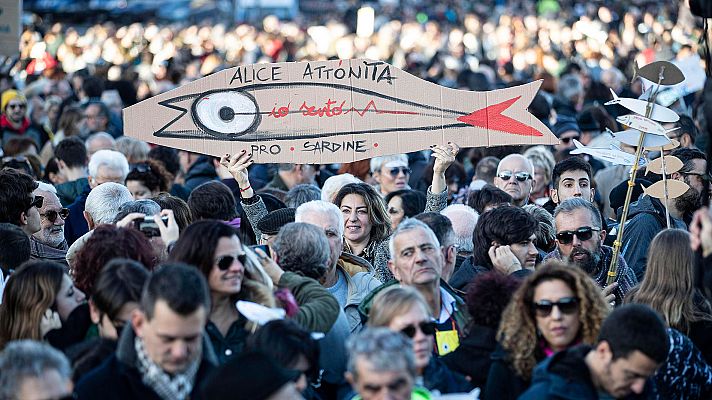 Las 'sardinas' marchan contra las políticas de Salvini