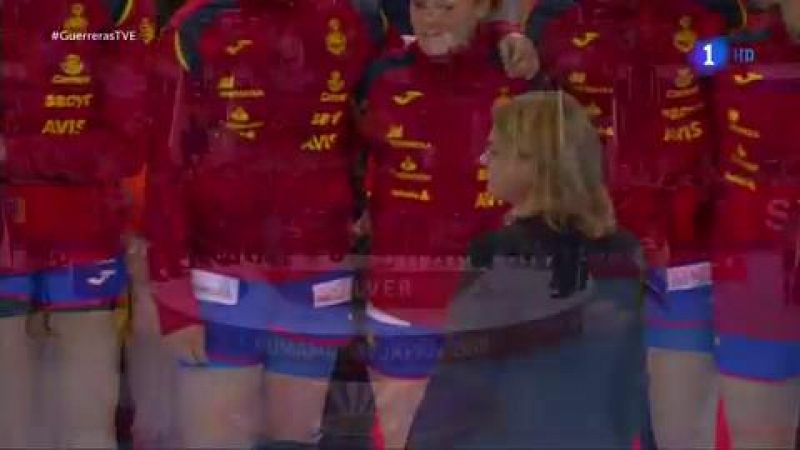 Las jugadoras de la seleccin espaola de balonmano femenino hace historia al colgarse por primera vez una medalla de plata en un Mundial de balonmano.