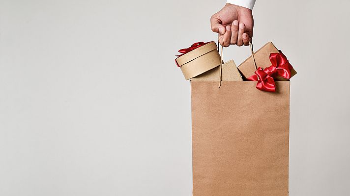 Telediario 1 - Más de cuatro millones de españoles financiarán las compras de Navidad
