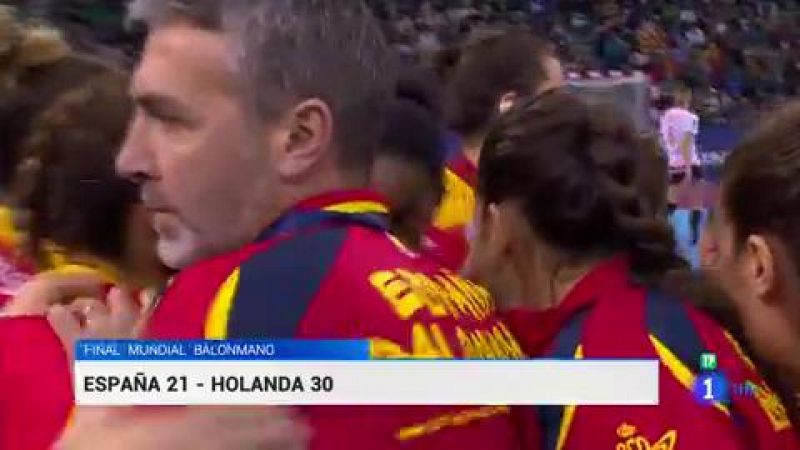 La selección española femenina de balonmano no pudo culminar el sueño y tuvo que conformarse con la medalla de plata en el Mundial de Japón, tras perder este domingo por 29-30 ante los Países Bajos con un gol de penalti en el último segundo de Lois A