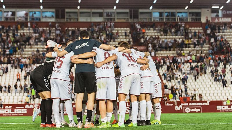 El Rayo-Albacete, de Segunda División, suspendido por los insultos de la grada contra Zozulya
