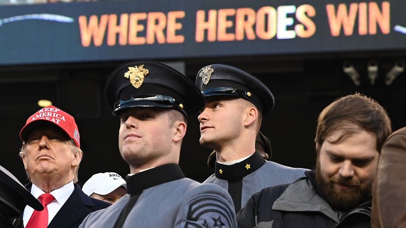 Polémica en EE.UU. por un gesto relacionado con el supremacismo blanco en un acto de cadetes militares