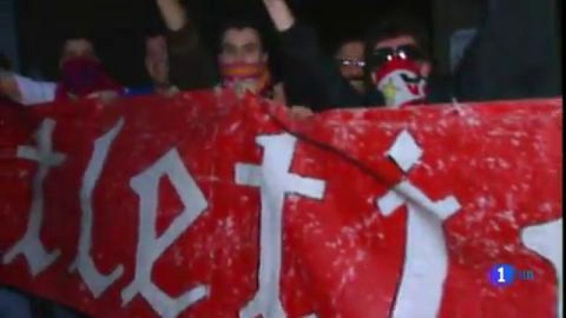Los insultos al ucraniano Román Zozulya, al que calificaron de "puto nazi" una parte de los aficionados del Rayo situados en el fondo del estadio de Vallecas, provocaron que el partido entre el equipo madrileño y el Albacete se suspendiera tras un a