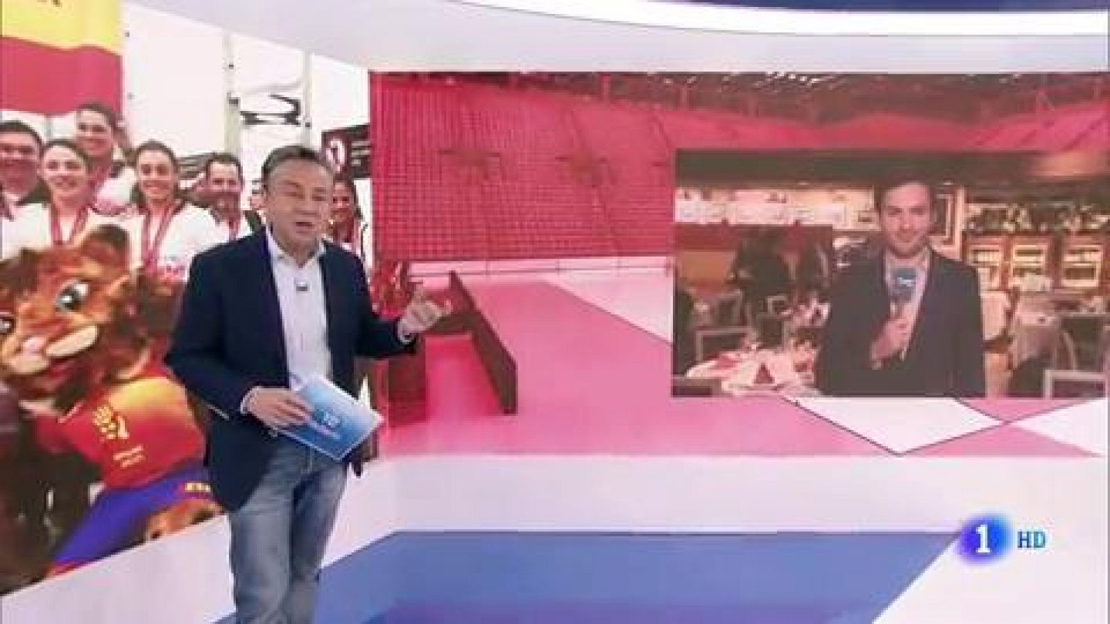 La selección española femenina de balonmano, medalla de plata en el Campeonato del Mundo en Japón, tuvo este lunes un gran recibimiento a su llegada al aeropuerto Madrid Barajas-Adolfo Suárez, donde le esperaban cientos de aficionados y aficionadas (