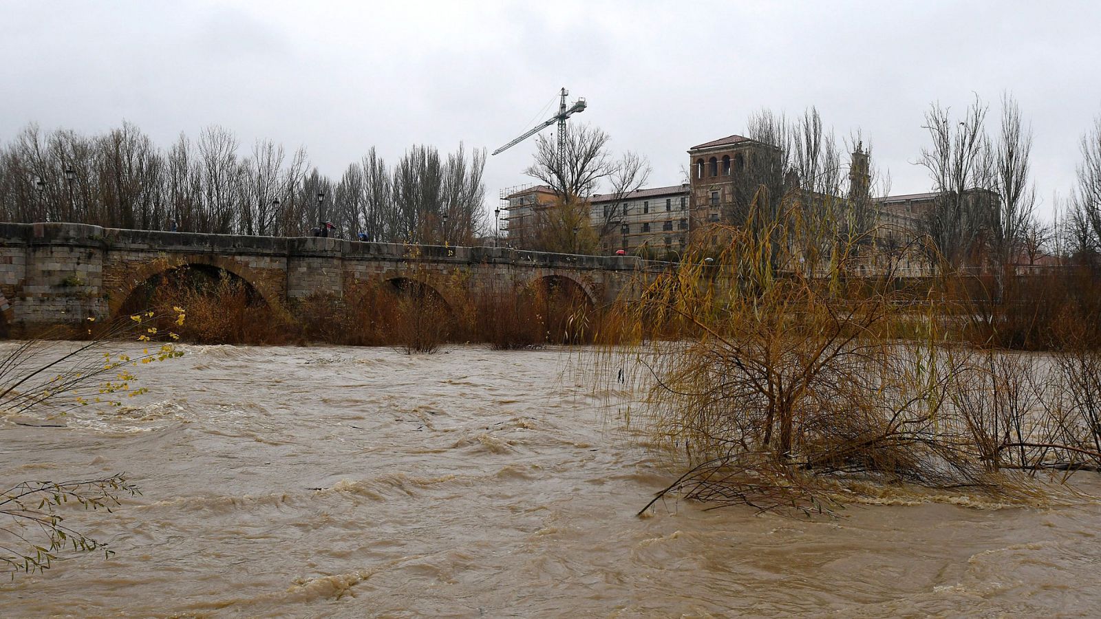 Las lluvias ponen en alerta siete ríos de la provincia de León por la subida del caudal - RTVE.es