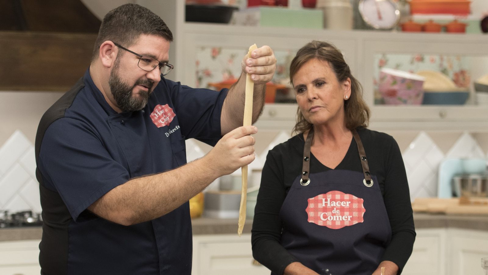 Hacer de comer - Escudella y canutillos de crema - ver ahora