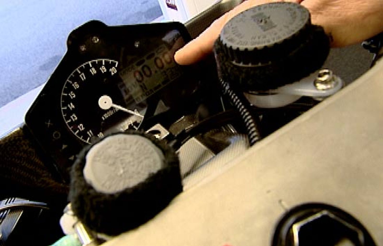 Ángel Nieto te muestra cómo funciona el cuadro de mandos de una moto de MotoGP.