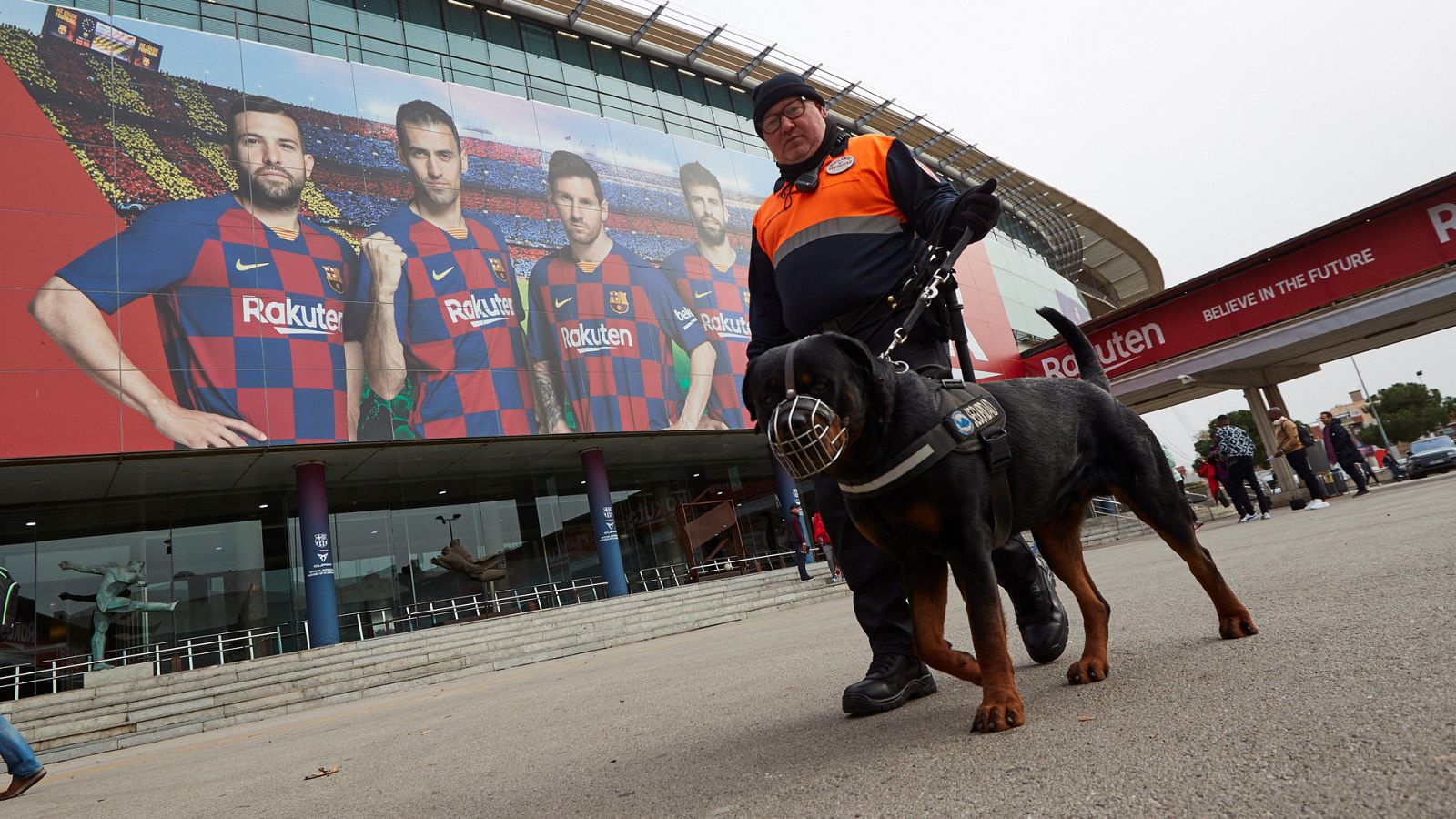 Clásico Barça - Madrid | Unos 3.000 efectivos velarán por la seguridad - RTVE.es - Conexión tdp | Ver