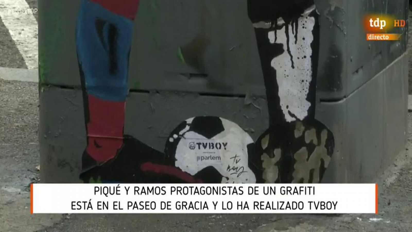 Un graffiti de un beso entre Ramos y Piqué aparece en Barcelona