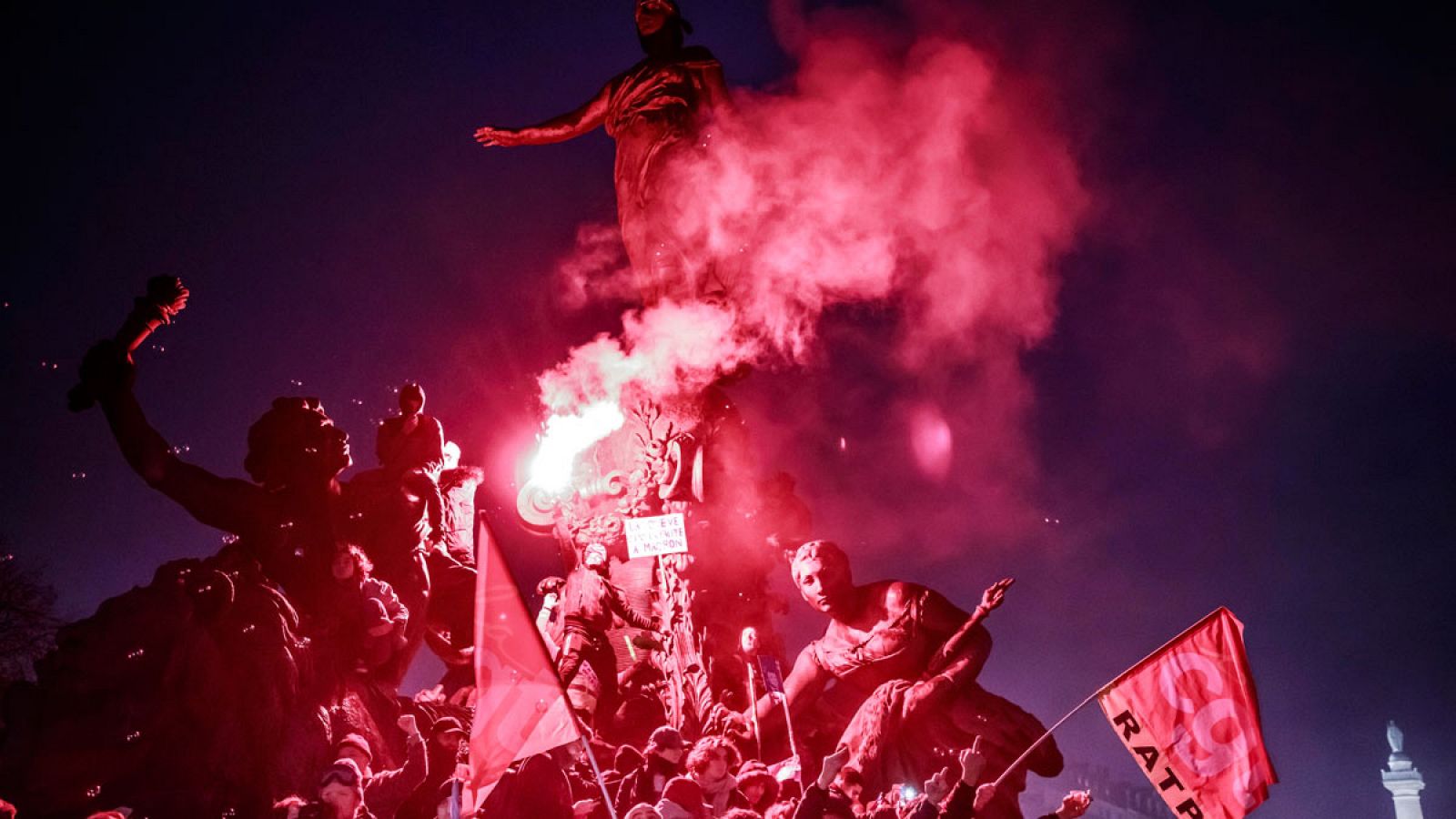 Las protestas contra la reforma de las pensiones que Emmanuel Macron y su Gobierno tratan de impulsar en Francia han recrecido este martes, en la decimotercera jornada de huelgas aunque, por primera vez, bajo la convocatoria de conjunta de todos los 